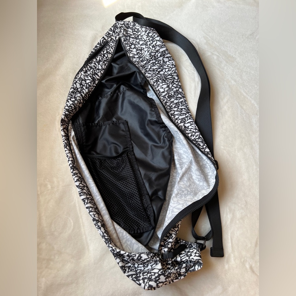 Lululemon Athletica “The Yoga Bag 14L” Icebreaker Black and White-Like New - Picture 2 of 9